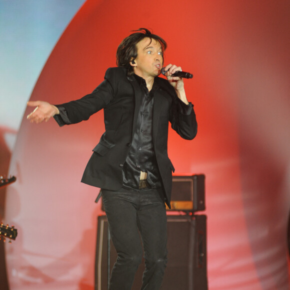 Le chanteur Cali en concert au Zénith de Paris. © Patrick Carpentier / Bestimage 