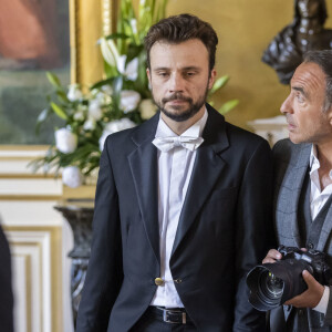 Exclusif - Tom Villa et Nikos Aliagas - Séquence "Le mariage" - Tournage du téléfilm " Ils s'aiment... enfin presque ", qui sera diffusé le lundi 18 avril à 21h10 sur TF1. © Cyril Moreau / Bestimage