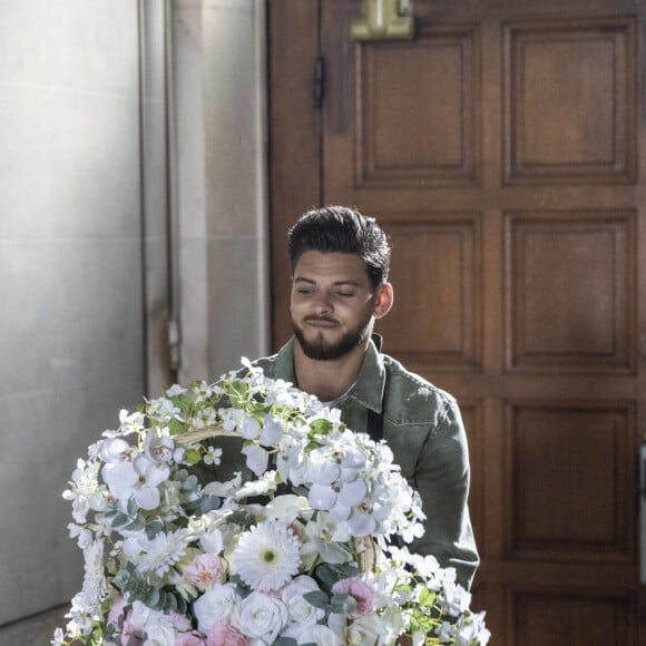 Exclusif - Rayane Bensetti - Séquence "Le concierge de l'immeuble" - Tournage du téléfilm " Ils s'aiment... enfin presque ", qui sera diffusé le lundi 18 avril à 21h10 sur TF1. © Cyril Moreau / Bestimage