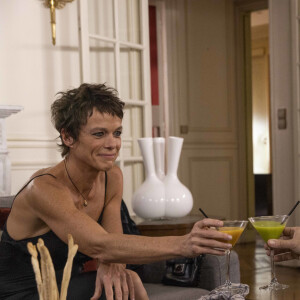  Exclusif - Anne Le Nen, Elie Semoun - Séquence "Les présentations" et "La Réconciliation" - Tournage du téléfilm " Ils s'aiment... enfin presque ", qui sera diffusé le lundi 18 avril à 21h10 sur TF1. © Cyril Moreau / Bestimage