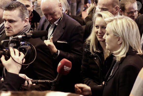Marine Le Pen et Marion Maréchal Le Pen visitent le Salon International de l'Agriculture à Paris le 1er mars 2016.