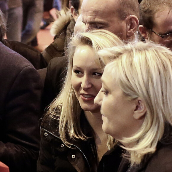 Marine Le Pen et Marion Maréchal Le Pen visitent le Salon International de l'Agriculture à Paris le 1er mars 2016.