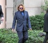 Johnny Depp et ses avocats sortent de leur hôtel à McLean, Virginie, Etats-Unis, le 13 avril 2022, pour se rendre au tribunal pour le troisième jour du procès en diffamation. Johnny Depp en profite pour saluer ses fans avant de monter dans sa voiture.