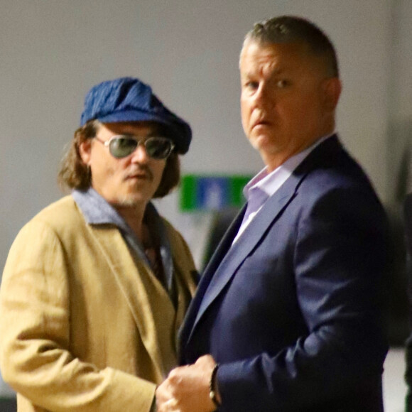 Johnny Depp rencontre son équipe juridique, dont Ben Chew de Brown Rudnick LLP pour de son procès contre son ex, A.Heard à Los Angeles, Californie, Etats-Unis, le 16 mars 2022.