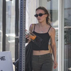 Exclusif - Lily-Rose Depp fait du shopping à la boutique "Reformation Vintage" à Los Angeles, tandis que son père, J.Depp est en plein procès pour diffamation contre son ex-femme, A.Heard à McLean (Virginie). Le 12 avril 2022.