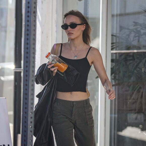 Exclusif - Lily-Rose Depp fait du shopping à la boutique "Reformation Vintage" à Los Angeles, tandis que son père, J.Depp est en plein procès pour diffamation contre son ex-femme, A.Heard à McLean (Virginie). Le 12 avril 2022.