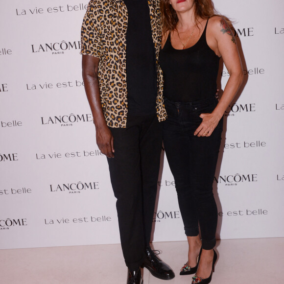 Exclusif - Thomas Ngijol et sa compagne Karole Rocher Soirée Lancôme pour célébrer la nouvelle communication du parfum Iconique "La Vie est Belle" à l'hôtel Mona Bismarck à Paris le 12 septembre 2018. © Rachid Bellak / Bestimage 