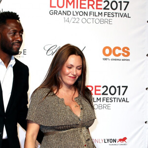 Thomas Ngijol et sa compagne Karole Rocher, enceinte - Tapis rouge de la cérémonie d'ouverture du Festival Lumière 2017 au cours de laquelle Eddy Mitchell a reçu un hommage à Lyon, le 14 Octobre 2017 © Dominique Jacovides/Bestimage  