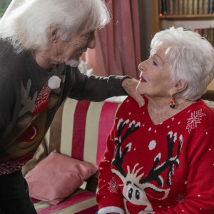 Exclusif - Hugues Aufray et Line Renaud - Séquence "Noël chez les parents" - Tournage du téléfilm " Ils s'aiment... enfin presque ", qui sera diffusé le lundi 18 avril à 21h10 sur TF1. © Cyril Moreau / Bestimage