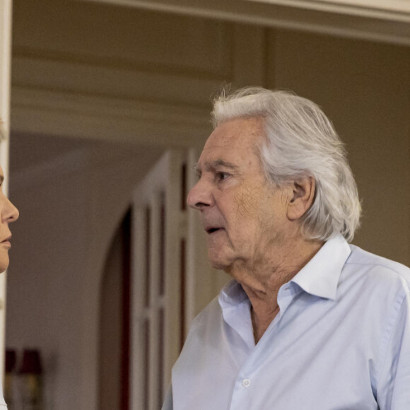 Exclusif - Muriel Robin et Pierre Arditi - Séquence "Le partage" - Tournage du téléfilm " Ils s'aiment... enfin presque ", qui sera diffusé le lundi 18 avril à 21h10 sur TF1. © Cyril Moreau / Bestimage