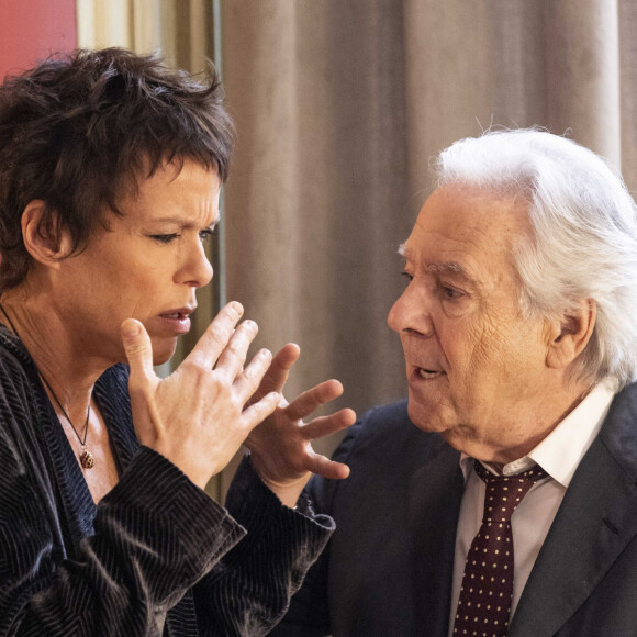 Exclusif - Muriel Robin, Anne Le Nen, Pierre Arditi - Séquence "Les présentations" et "La Réconciliation" - Tournage du téléfilm " Ils s'aiment... enfin presque ", qui sera diffusé le lundi 18 avril à 21h10 sur TF1. © Cyril Moreau / Bestimage