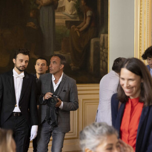 Exclusif - Tom Villa et Nikos Aliagas - Séquence "Le mariage" - Tournage du téléfilm " Ils s'aiment... enfin presque ", qui sera diffusé le lundi 18 avril à 21h10 sur TF1. © Cyril Moreau / Bestimage