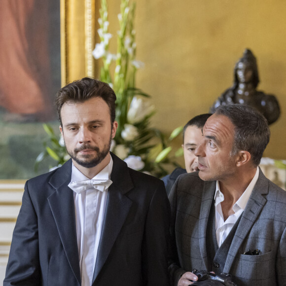 Exclusif - Tom Villa et Nikos Aliagas - Séquence "Le mariage" - Tournage du téléfilm " Ils s'aiment... enfin presque ", qui sera diffusé le lundi 18 avril à 21h10 sur TF1. © Cyril Moreau / Bestimage