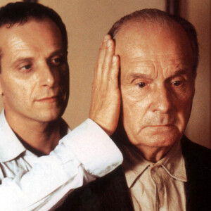 Archives - Charles Berling et Michel Bouquet sur le tournage du film "Comment j'ai tué mon père", en 2001.