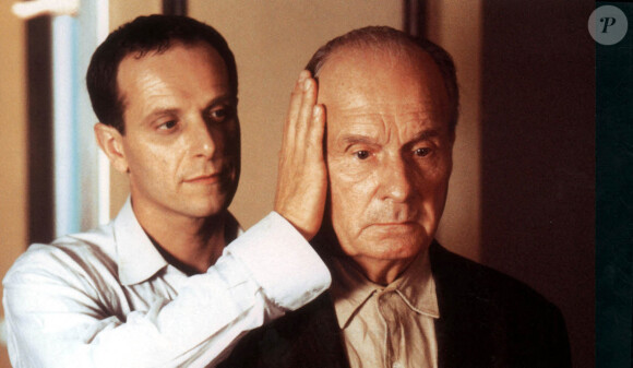 Archives - Charles Berling et Michel Bouquet sur le tournage du film "Comment j'ai tué mon père", en 2001.