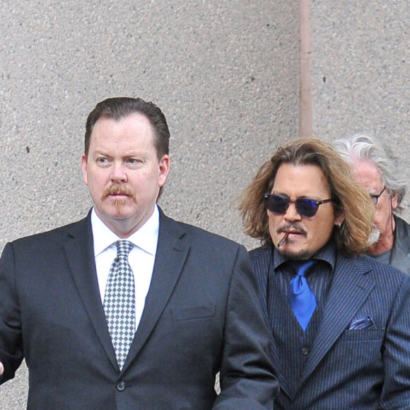 Johnny Depp et ses avocats sortent de leur hôtel à McLean, Virginie, Etats-Unis, le 13 avril 2022, pour se rendre au tribunal pour le troisième jour du procès en diffamation. Johnny Depp en profite pour saluer ses fans avant de monter dans sa voiture. 