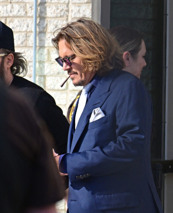 Johnny Depp et Amber Heard à la sortie du tribunal à Fairfax le 12 avril 2022. Johnny Depp poursuit en diffamation son ex-épouse, Amber Heard, qui l'a accusé de violences conjugales. 