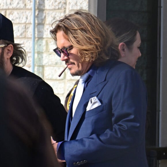 Johnny Depp et Amber Heard à la sortie du tribunal à Fairfax le 12 avril 2022. Johnny Depp poursuit en diffamation son ex-épouse, Amber Heard, qui l'a accusé de violences conjugales. 