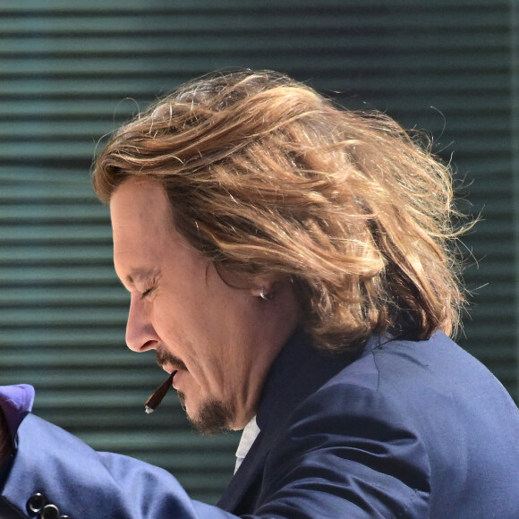 Johnny Depp et Amber Heard à la sortie du tribunal à Fairfax le 12 avril 2022. Johnny Depp poursuit en diffamation son ex-épouse, Amber Heard, qui l'a accusé de violences conjugales. 