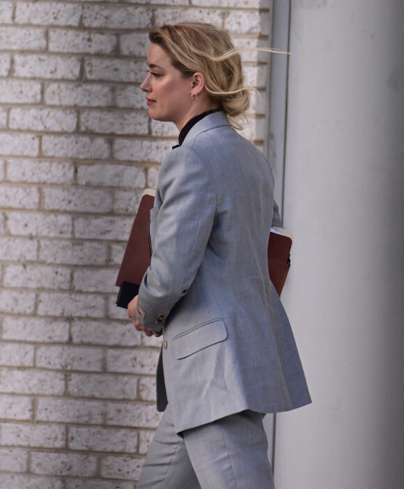 Johnny Depp et Amber Heard à la sortie du tribunal à Fairfax le 12 avril 2022. Johnny Depp poursuit en diffamation son ex-épouse, Amber Heard, qui l'a accusé de violences conjugales. 