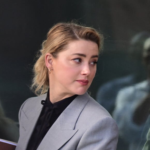 Johnny Depp et Amber Heard à la sortie du tribunal à Fairfax le 12 avril 2022. Johnny Depp poursuit en diffamation son ex-épouse, Amber Heard, qui l'a accusé de violences conjugales. 