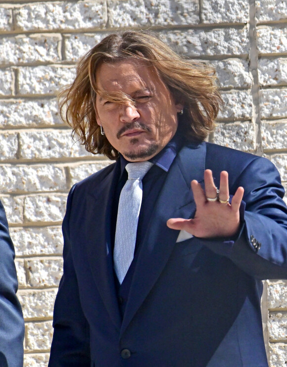 Johnny Depp et Amber Heard à la sortie du tribunal à Fairfax. Johnny Depp poursuit en diffamation son ex-épouse, Amber Heard, qui l'a accusé de violences conjugales. 