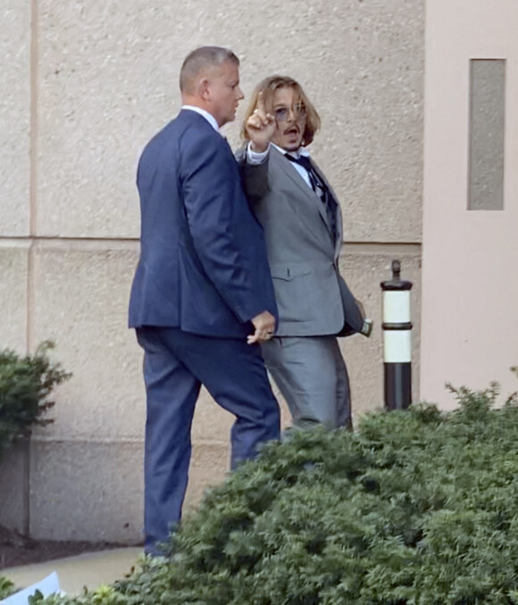 Johnny Depp et Amber Heard sortent du tribunal après le premier jour de leur procès en diffamation à Fairfax le 11 avril 2022. 