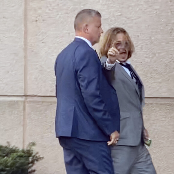 Johnny Depp et Amber Heard sortent du tribunal après le premier jour de leur procès en diffamation à Fairfax le 11 avril 2022. 