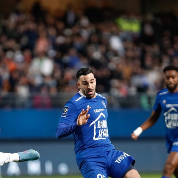 Adil Rami (Troyes ESTAC) vs Luis Henrique (Marseille) - Match nul entre Troyes et l'Olympique de Marseille (1-1) en match de Ligue 1 Uber Eats, le 27 février 2022. © Aurélien Morissard / Panoramic / Bestimage