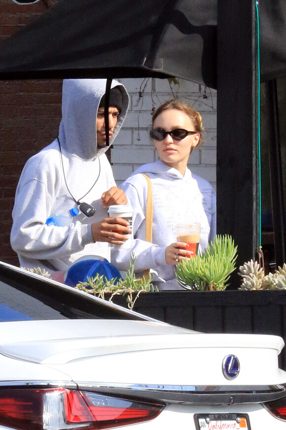 Lily Rose Depp et son compagnon Yassine Stein sont allés prendre un café à emporter dans les rues de Los Angeles. Le 1er avril 2022