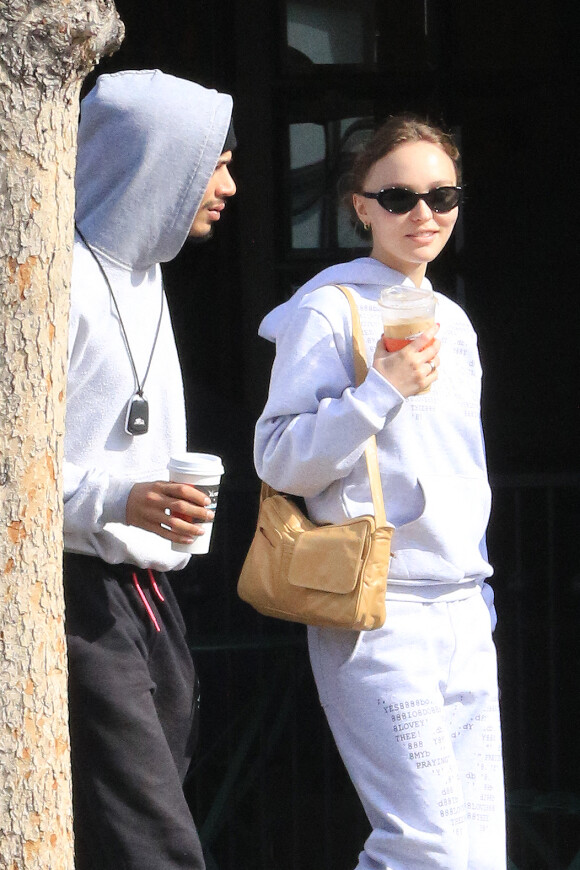 Lily Rose Depp et son compagnon Yassine Stein sont allés prendre un café à emporter dans les rues de Los Angeles.
