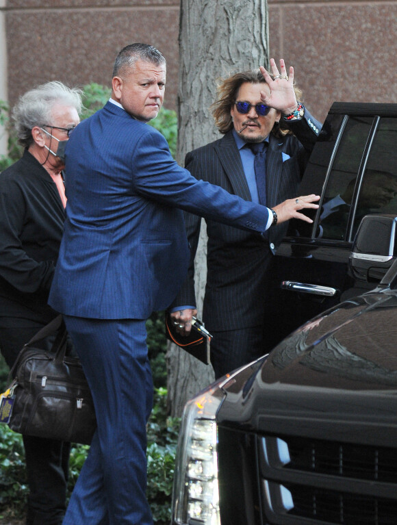 Johnny Depp et ses avocats sortent de leur hôtel à McLean, Virginie, Etats-Unis, le 13 avril 2022, pour se rendre au tribunal pour le quatrième jour du procès en diffamation avec son ex A.Heard, qui l’a accusé de violences conjugales. Johnny Depp salue ses fans avant de monter dans sa voiture.
