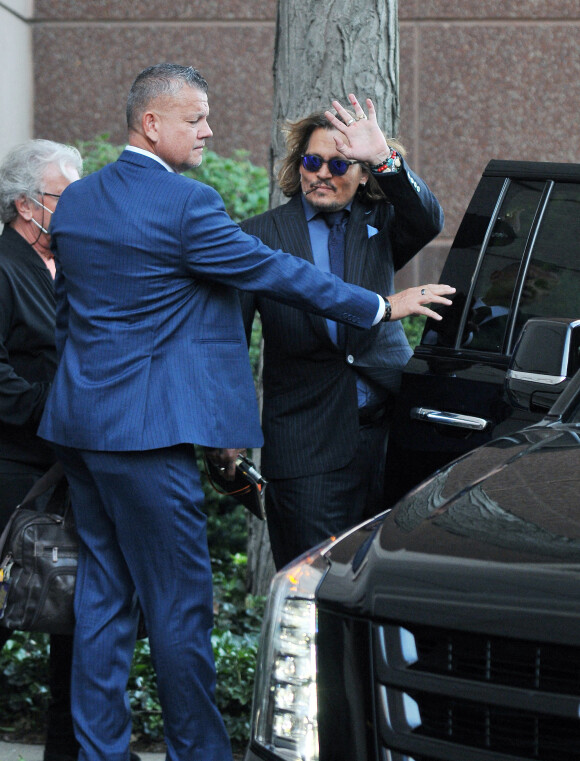 Johnny Depp et ses avocats sortent de leur hôtel à McLean, Virginie, Etats-Unis, le 13 avril 2022, pour se rendre au tribunal pour le quatrième jour du procès en diffamation avec son ex A.Heard, qui l’a accusé de violences conjugales. Johnny Depp salue ses fans avant de monter dans sa voiture.