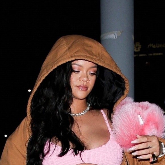 Rihanna a diné au restaurant "Nice Guy" à West Hollywood le 11 avril 2022.