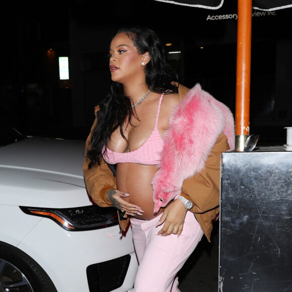 Rihanna va dîner au restaurant "Nice Guy" à West Hollywood, le 11 avril 2022.