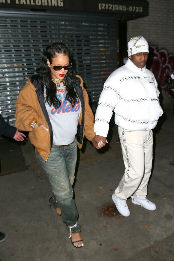 Rihanna, enceinte, et son compagnon A$AP Rocky sont allés dîner au restaurant italien Carbone à New York City, New York, Etats-Unis, le 18 février 2022.