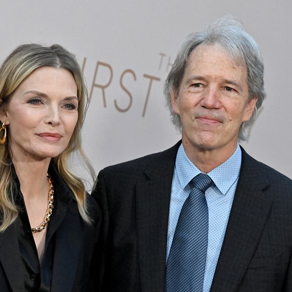 Michelle Pfeiffer et son mari David E. Kelley - Première de la série "The First Lady" au DGA Theater Complex à Los Angeles. Le 14 avril 2022