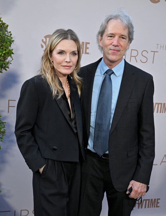 Michelle Pfeiffer et son mari David E. Kelley - Première de la série "The First Lady" au DGA Theater Complex à Los Angeles. Le 14 avril 2022