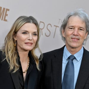 Michelle Pfeiffer et son mari David E. Kelley - Première de la série "The First Lady" au DGA Theater Complex à Los Angeles. Le 14 avril 2022