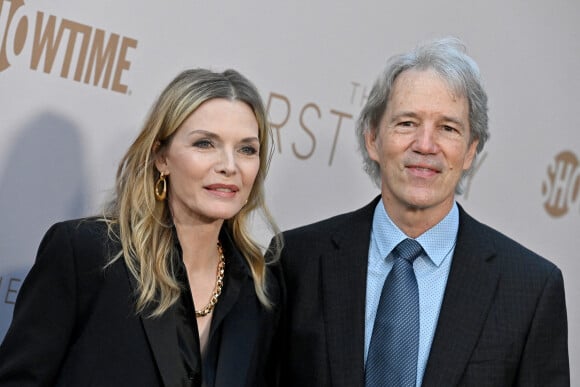 Michelle Pfeiffer et son mari David E. Kelley - Première de la série "The First Lady" au DGA Theater Complex à Los Angeles. Le 14 avril 2022