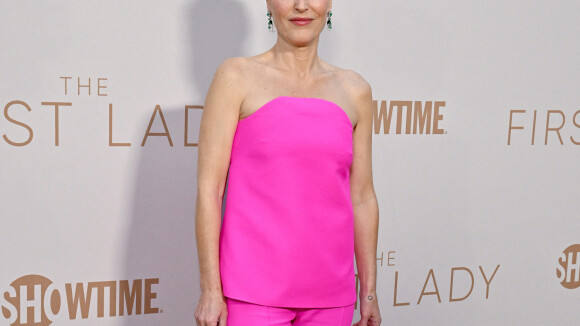Gilian Anderson sublime en rose, Michelle Pfeiffer avec son mari : elles font sensation sur tapis rouge