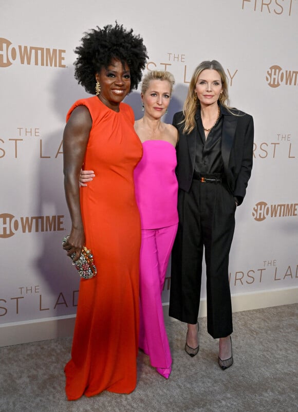 Viola Davis, Gillian Anderson et Michelle Pfeiffer - Première de la série "The First Lady" au DGA Theater Complex à Los Angeles. Le 14 avril 2022