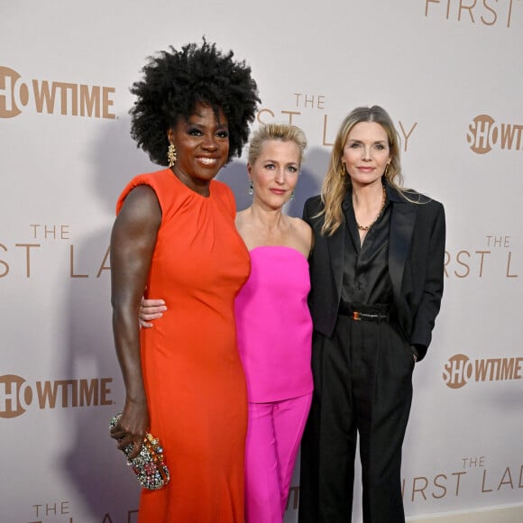 Viola Davis, Gillian Anderson et Michelle Pfeiffer - Première de la série "The First Lady" au DGA Theater Complex à Los Angeles. Le 14 avril 2022