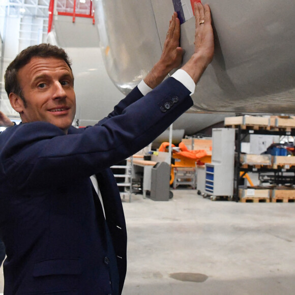 Le président de la République française et candidat du parti centriste La République en marche (LREM) à la réélection, Emmanuel Macron visite l'usine d'éoliennes Siemens-Gamesa lors de sa campagne de l'entre-deux tours de l'élection présidentielle française, au Havre, France, le 14 avril 2022. © Christian Liewig/Pool/Bestimage 
