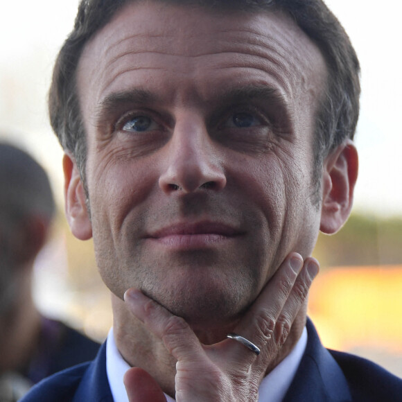 Le président de la République française et candidat du parti centriste La République en marche (LREM) à la réélection, Emmanuel Macron visite l'usine d'éoliennes Siemens-Gamesa lors de sa campagne de l'entre-deux tours de l'élection présidentielle française, au Havre, France, le 14 avril 2022. © Christian Liewig/Pool/Bestimage 