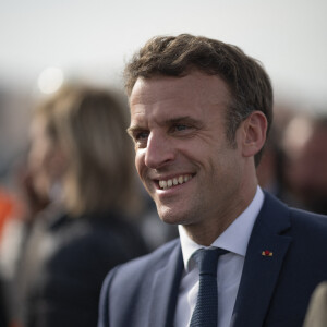 Le président Emmanuel Macron, candidat pour un second mandat présidentiel, rencontre des ouvriers sur un chantier à Denain, Nord le 11 avril 2022. © Eliot Blondet / Pool / Bestimage 