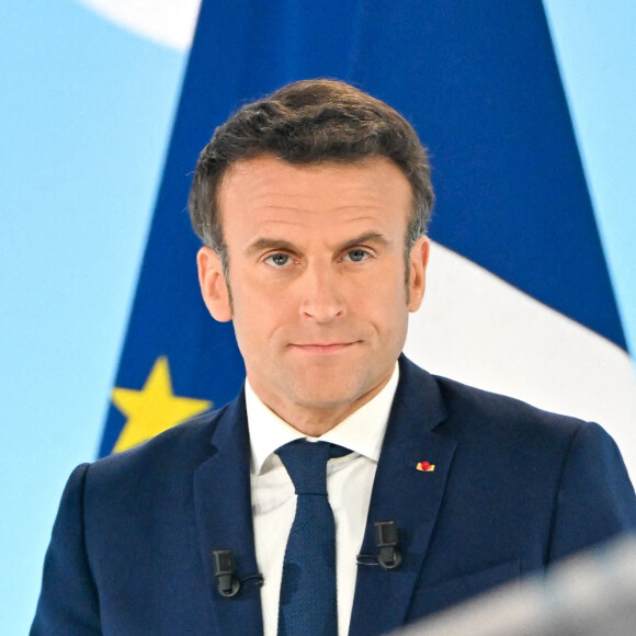 Le président Emmanuel Macron prononce un discours à l'issue du résultat du premier tour de l'élection présidentielle à Paris Expo porte de Versailles le 10 avril 2022. Le président remporte le premier tour avec 27,6% de suffrages en sa faveur. Au deuxième tour, il sera face à la candidate du RN qui a récolté 23,4%. © Lionel Urman / Panoramic / Bestimage 