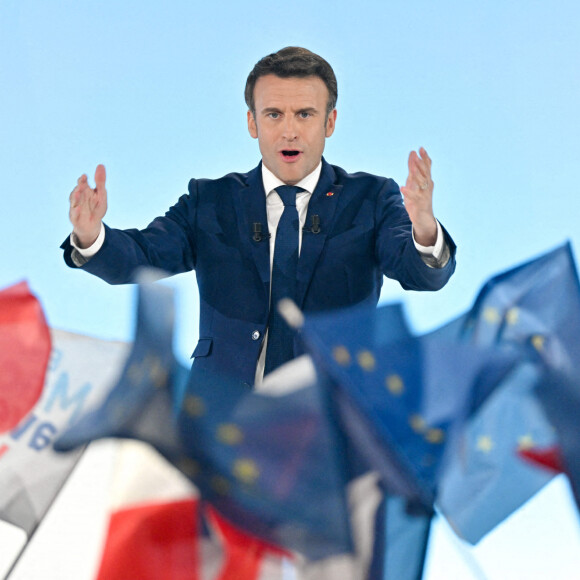 Le président Emmanuel Macron prononce un discours à l'issue du résultat du premier tour de l'élection présidentielle à Paris Expo porte de Versailles. Le président remporte le premier tour avec 27,6% de suffrages en sa faveur. Au deuxième tour, il sera face à la candidate du RN qui a récolté 23,4%. © Lionel Urman / Panoramic / Bestimage 