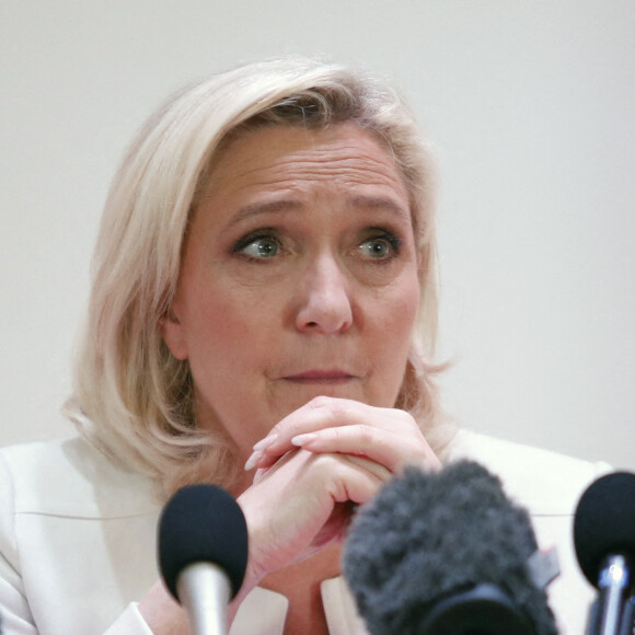 Marine Le Pen, candidate au second tour de l'élection présidentielle, donne une conférence de presse pour présenter son projet de politique internationale à Paris, le 13 avril 2022.