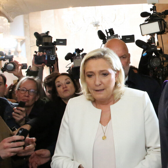 Marine Le Pen, candidate au second tour de l'élection présidentielle, donne une conférence de presse pour présenter son projet de politique internationale à Paris, le 13 avril 2022.